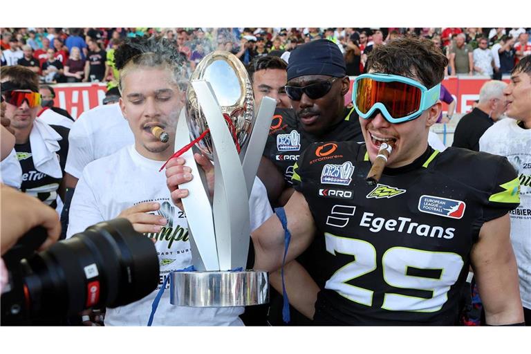 Mit Zigarre und Pokal: Die Stuttgarter Footballer feiern den Titelgewinn in der ELF.