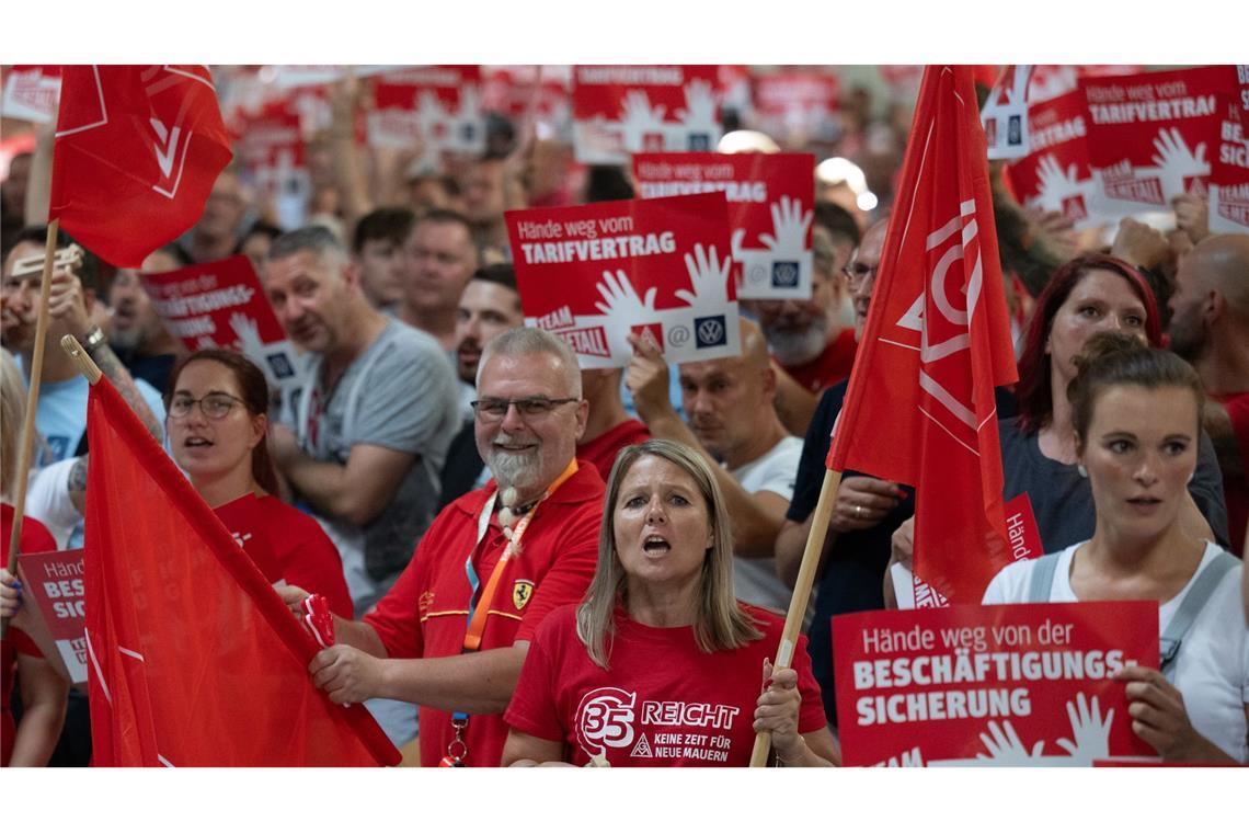 Arbeitnehmer bei VW zu Gehaltsverzicht bereit Mitarbeitende aus dem VW-Werk in Zwickau protestierten Anfang September gegen die Sparpläne.