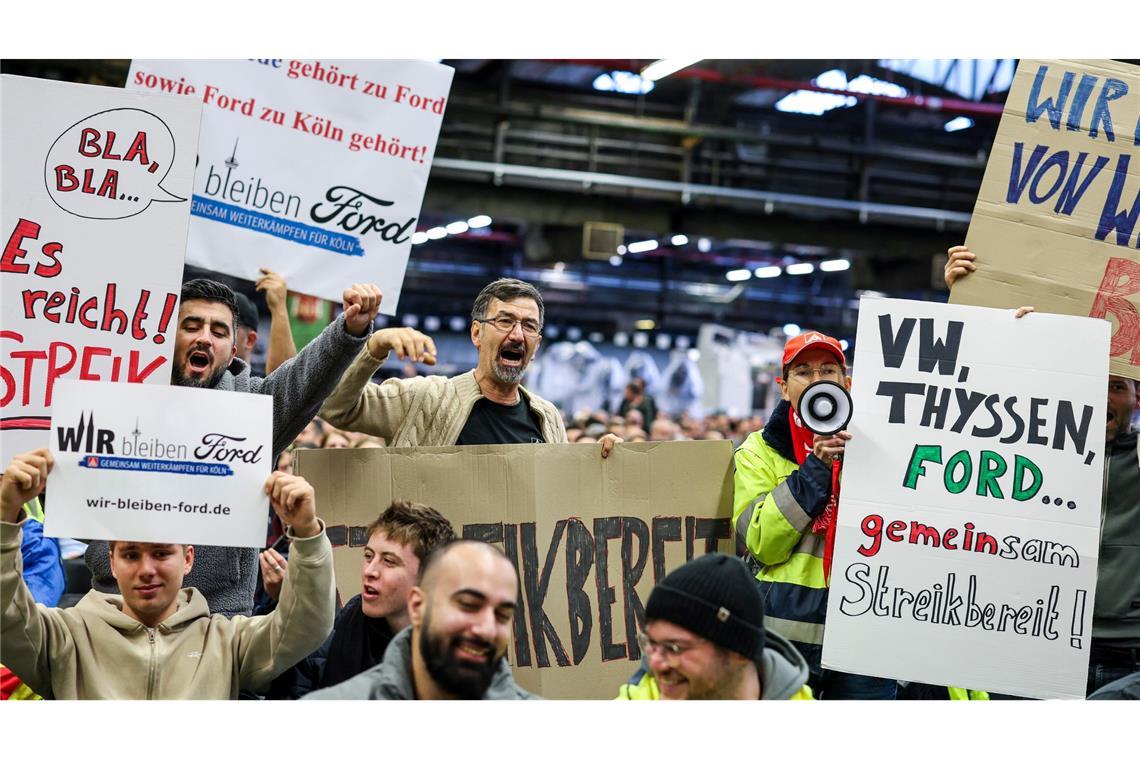 Förderspritze für Elektroautos? Scholz sieht Brüssel am Zug Mitarbeiter der Ford-Werke in Köln machen bei der Betriebsversammlung ihrem Frust Luft.
