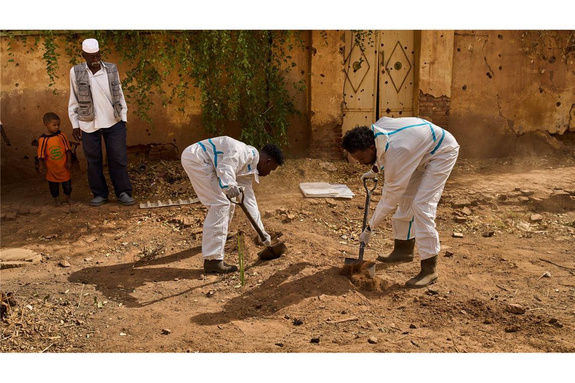 Mitarbeiter der Forensic Medicine Corporation exhumieren in Omdurman im Sudan die Leiche eines Mannes, der 2023 von der paramilitärischen Gruppe Rapid Support Forces (RSF) getötet wurde.