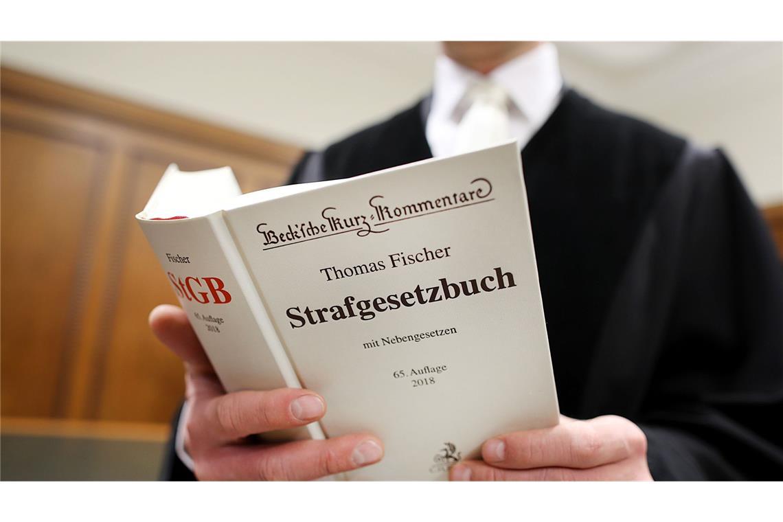 Mitarbeiter der Justiz sorgen für Recht und Ordnung. Was passiert, wenn sie ihre Macht missbrauchen? (Symbolfoto)