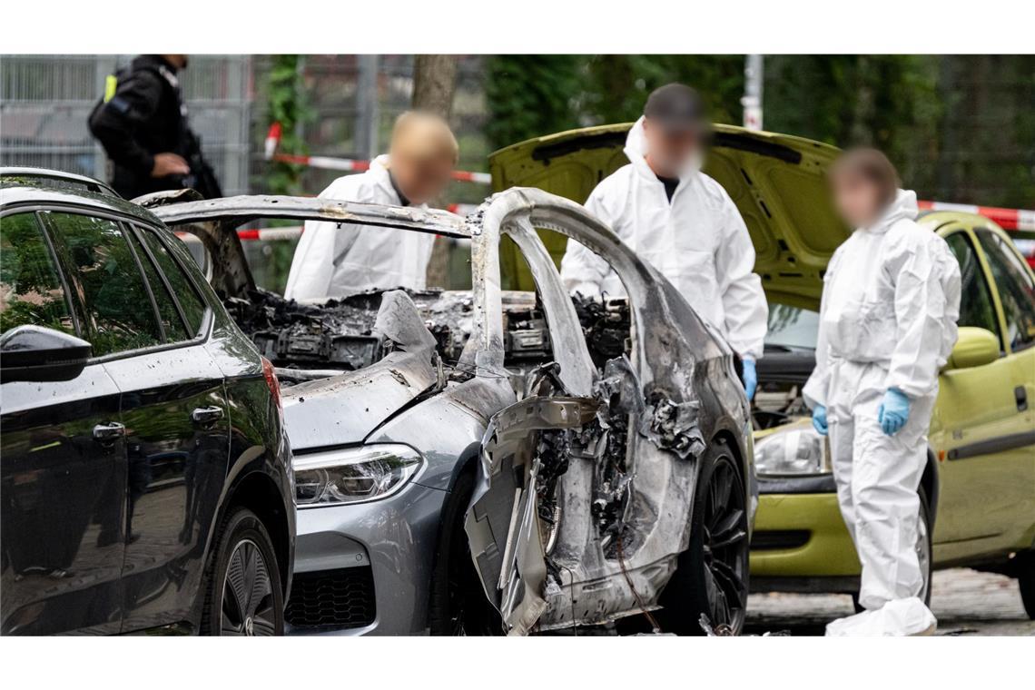 Mitarbeiter der Spurensicherung bei der Arbeit