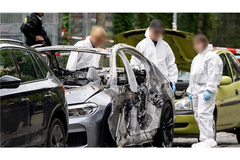 Mitarbeiter der Spurensicherung bei der Arbeit