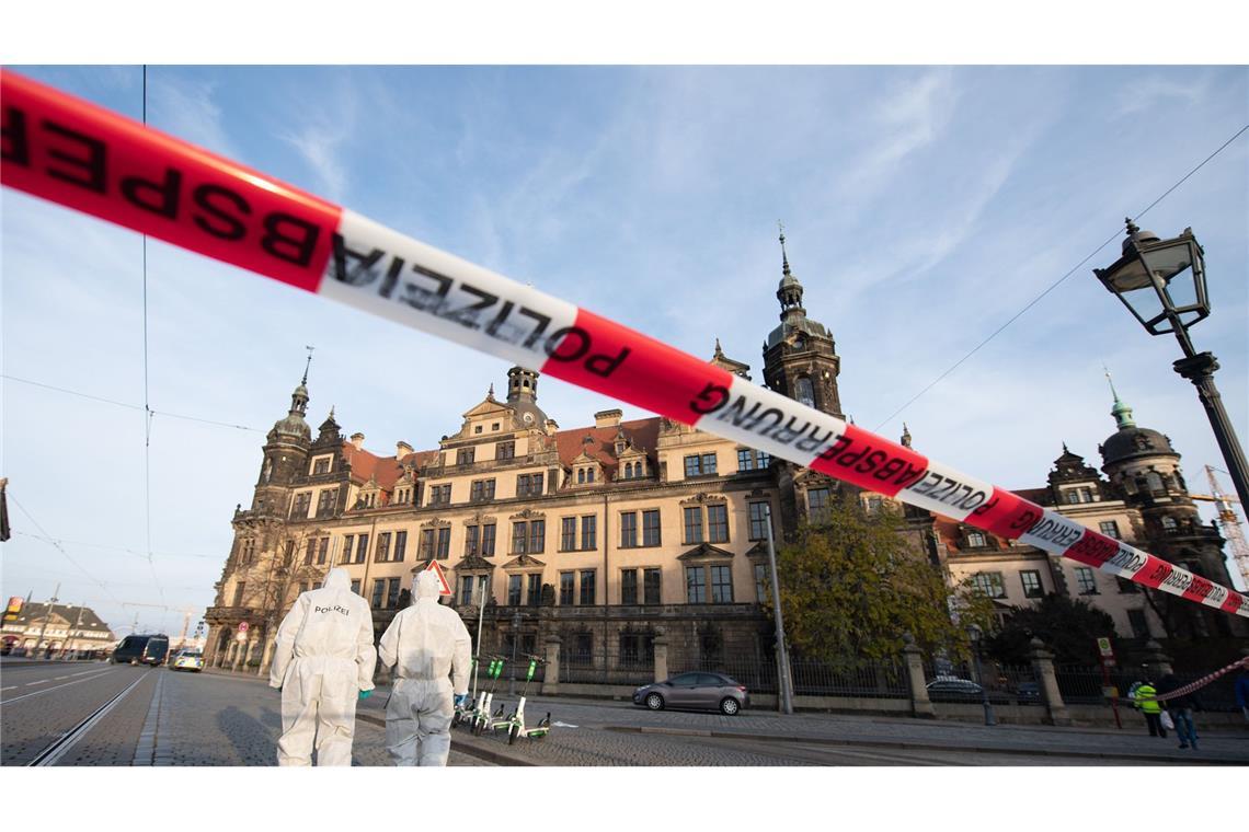 Einer der verurteilten Juwelendiebe weiter auf freiem Fuß Mitarbeiter der Spurensicherung stehen vor dem Residenzschloss mit dem Grünen Gewölbe hinter einem Absperrband. (Archivbild)