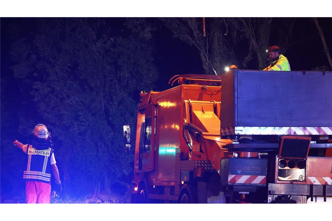 Bilder des Tages Mitarbeiter der Stadtwerke Krefeld reparieren Schäden an der Oberleitung und fegen Blätter und Äste von den Schienen in der Oppumer Straße. Nach einem Gewitter mit heftigem Wind und Starkregen gab es mehrere Sperrungen durch die umgefallene Bäume und überflutete Straßen.
