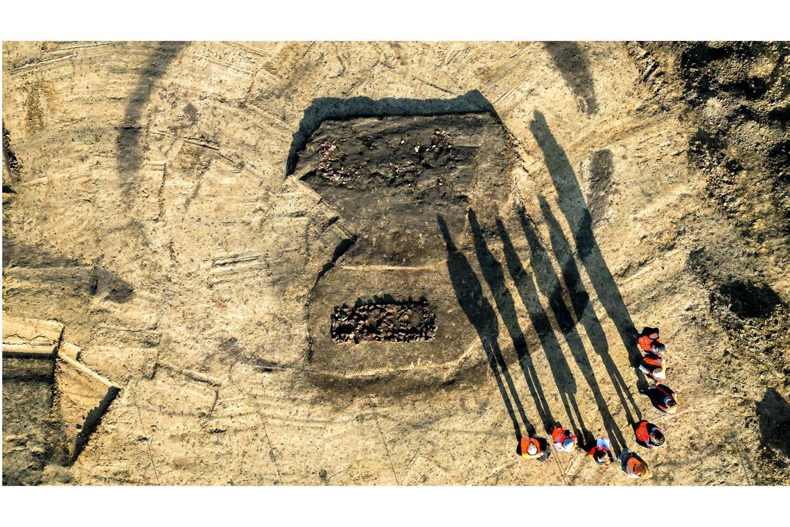 Hügelgrab aus der Bronzezeit entdeckt Mitarbeiter des Landesamtes für Denkmalpflege und Archäologie Sachsen-Anhalt und Journalisten stehen an den Resten eines Grabhügels der späten Bronzezeit. Die Gräber wurden bei archäologischen Ausgrabungen vor der Errichtung der Stromtrasse SuedOstLink entdeckt.