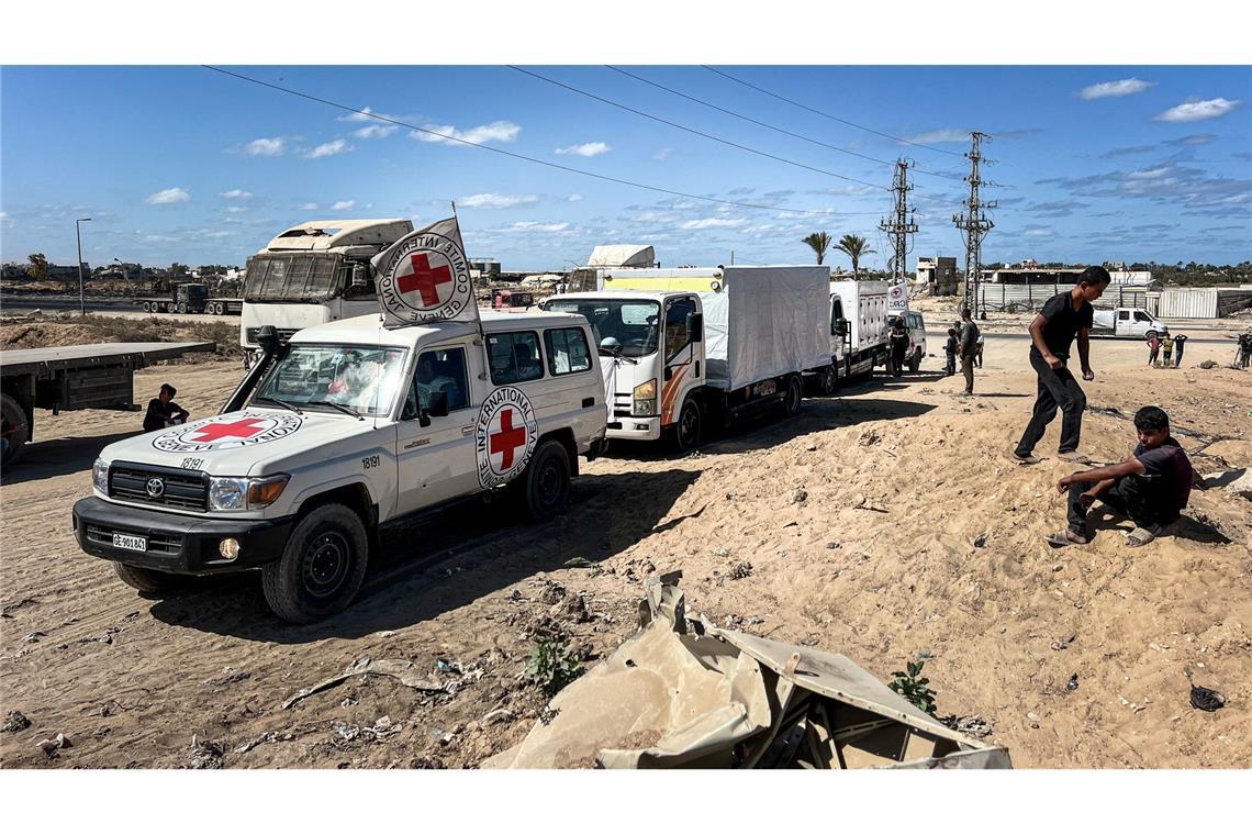 Mitarbeiter des Roten Kreuzes helfen bei Übergabe der Leichen von Geiseln. (Archivbild)