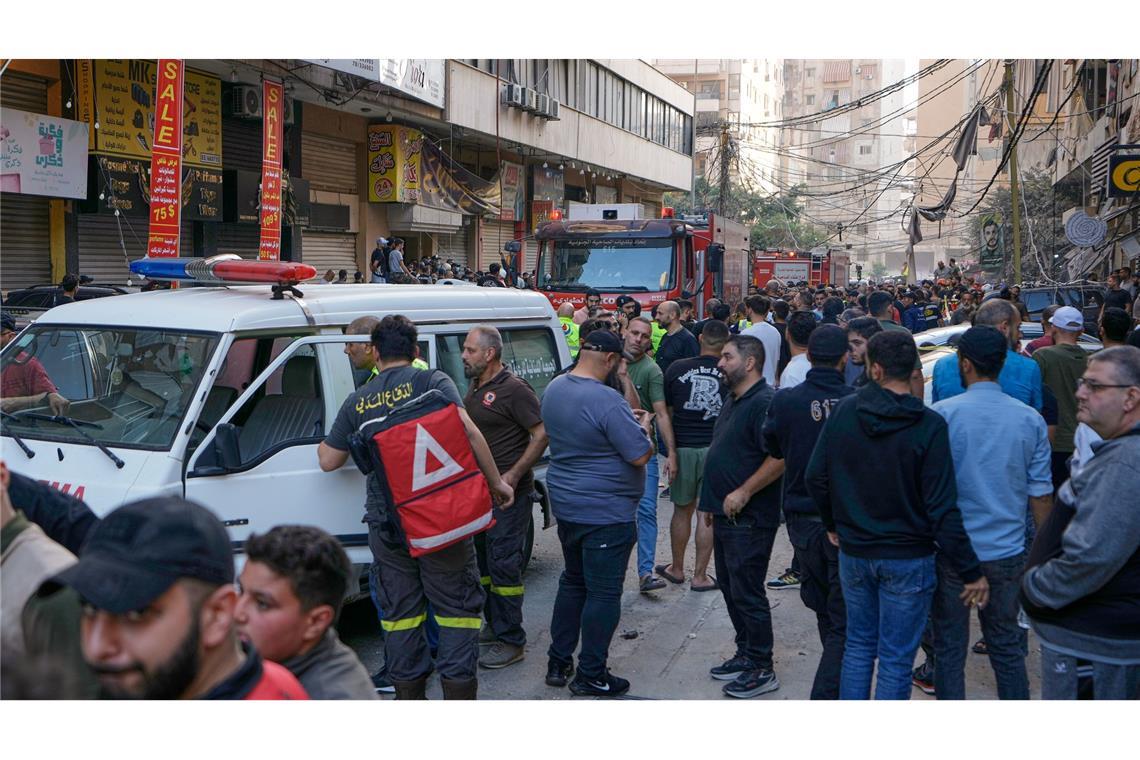 Mitarbeiter des Zivilschutzes am Ort eines israelischen Angriffs im südlichen Vorort von Beirut.