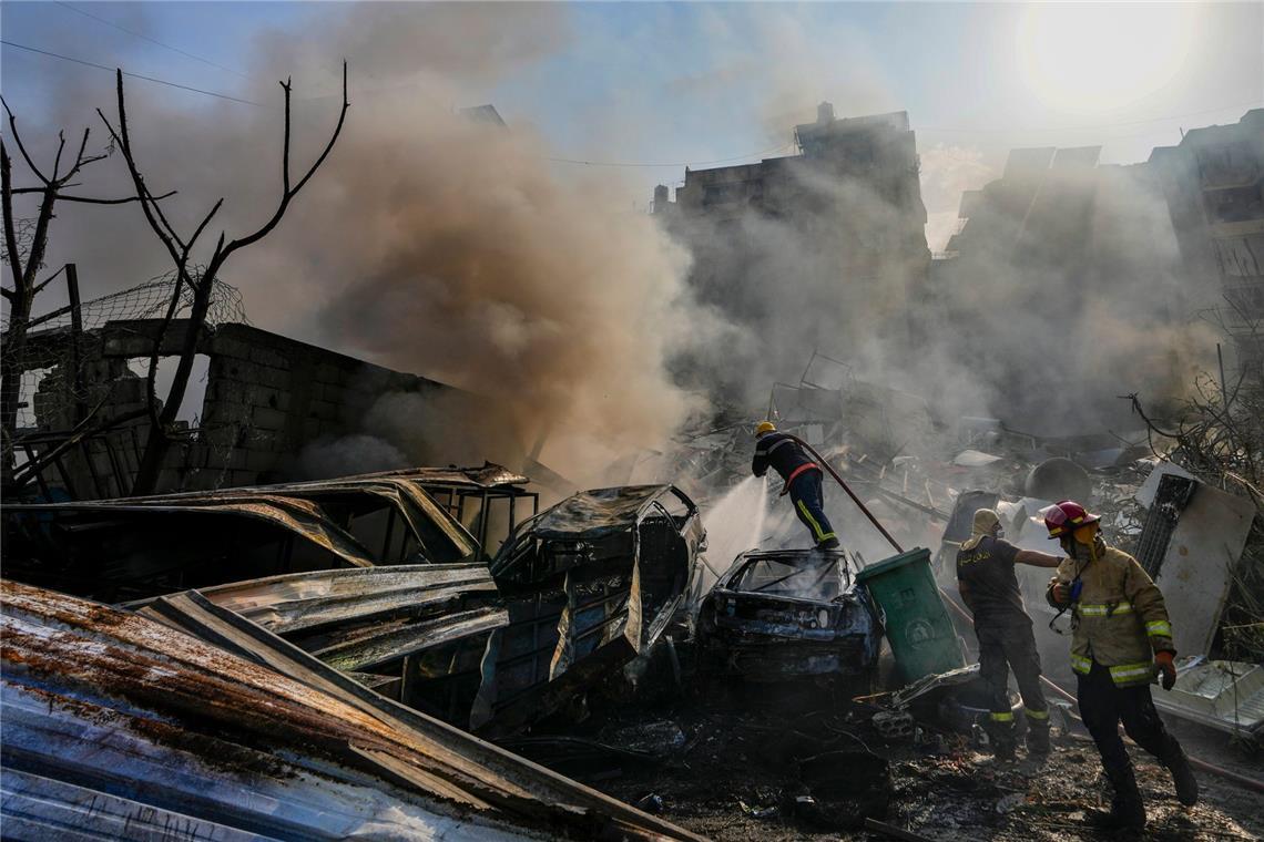 Israels Armee erklärt weitere Hamas-Geisel für tot Mitarbeiter des Zivilschutzes löschen am 1.November ein Feuer, während Rauch vom Ort eines israelischen Luftangriffs in Dahiyeh aufsteigt.