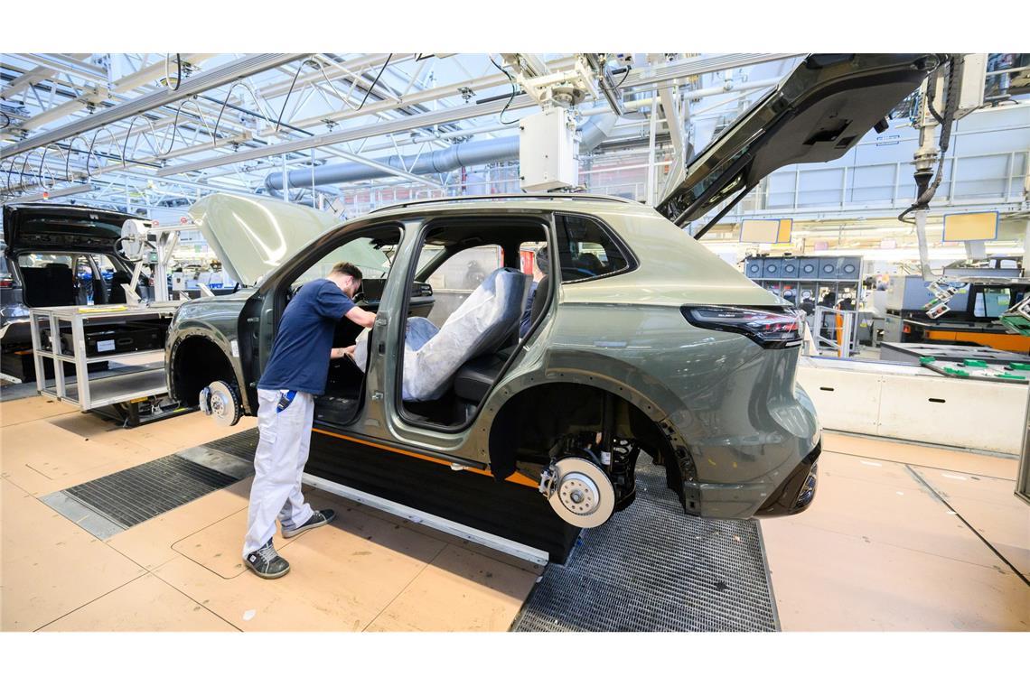 VW-Mitarbeiter erhalten Prämie noch einmal ungekürzt Mitarbeiter montieren in Wolfsburg den VW Tayron. (Archivbild)