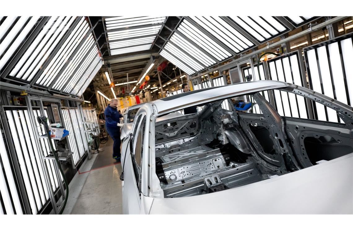 Mitarbeiter von BMW arbeiten im Stammwerk in der Produktion an der Karosserie von verschiedenen Modellen des Autoherstellers.