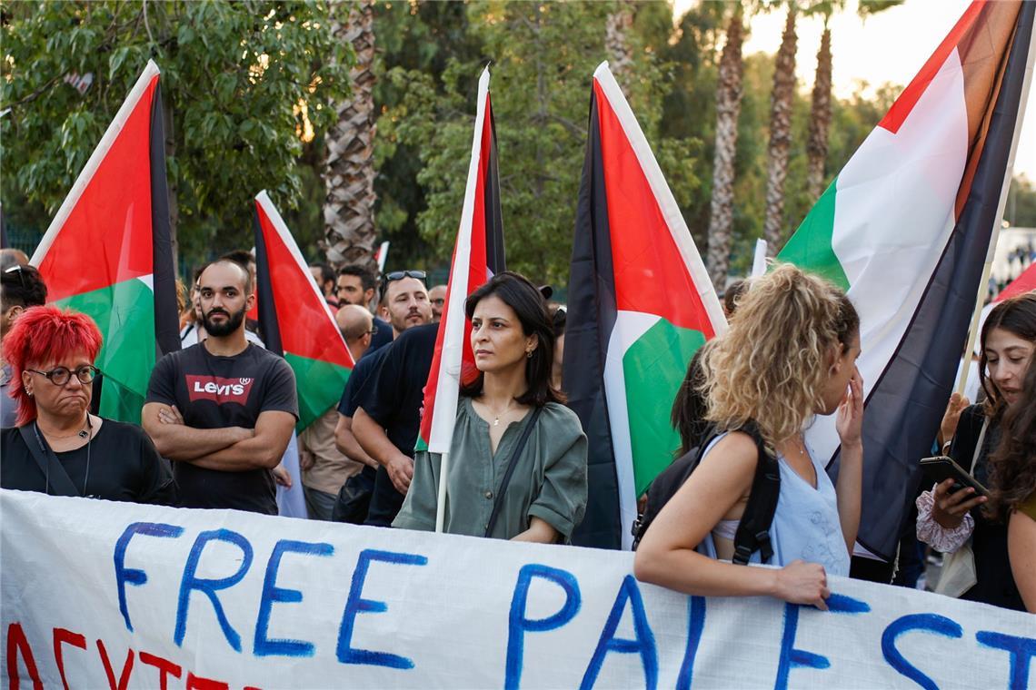 Mitglieder der All-Workers Militant Front (PAME, Militante Arbeiterfront) im Hafen von Piräus mit.