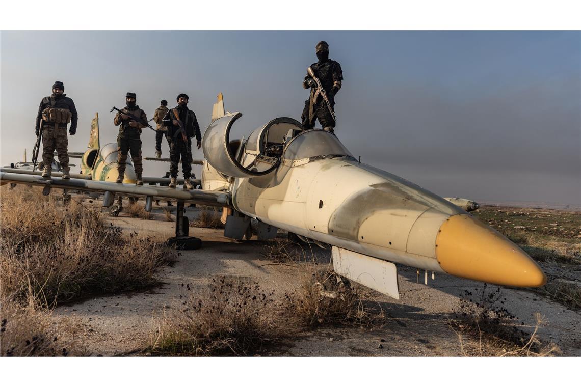 dpa-Fotograf Alkharboutli in Syrien getötet Mitglieder der bewaffneten Opposition zeigen sich auf einem Kampfjet. Das Foto von Anas Alkharboutli entstand, nachdem die Rebellen die Kontrolle über den Militärflughafen Nayrab in der Stadt Aleppo übernommen haben.