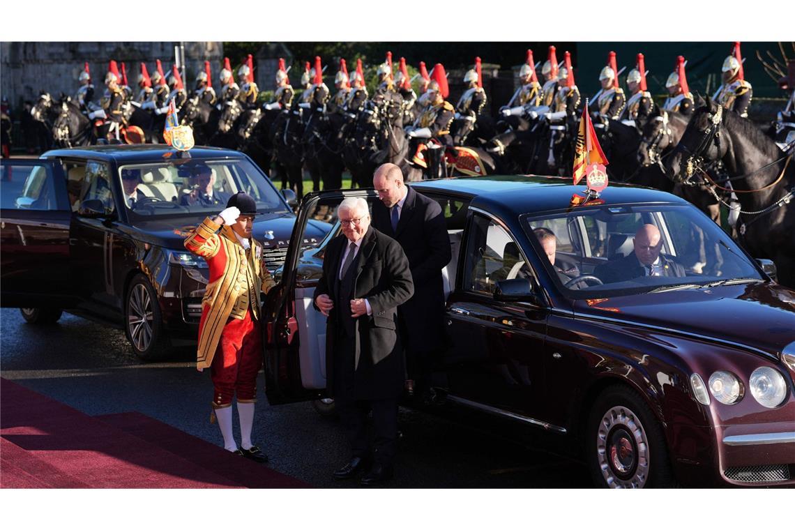 Mitglieder der Blues and Royals, einer Einheit der Household Cavalry, säumen die Straße, als Bundespräsident Frank-Walter Steinmeier gemeinsam mit Prinz William zu einer Willkommenszeremonie in Windsor eintrifft.