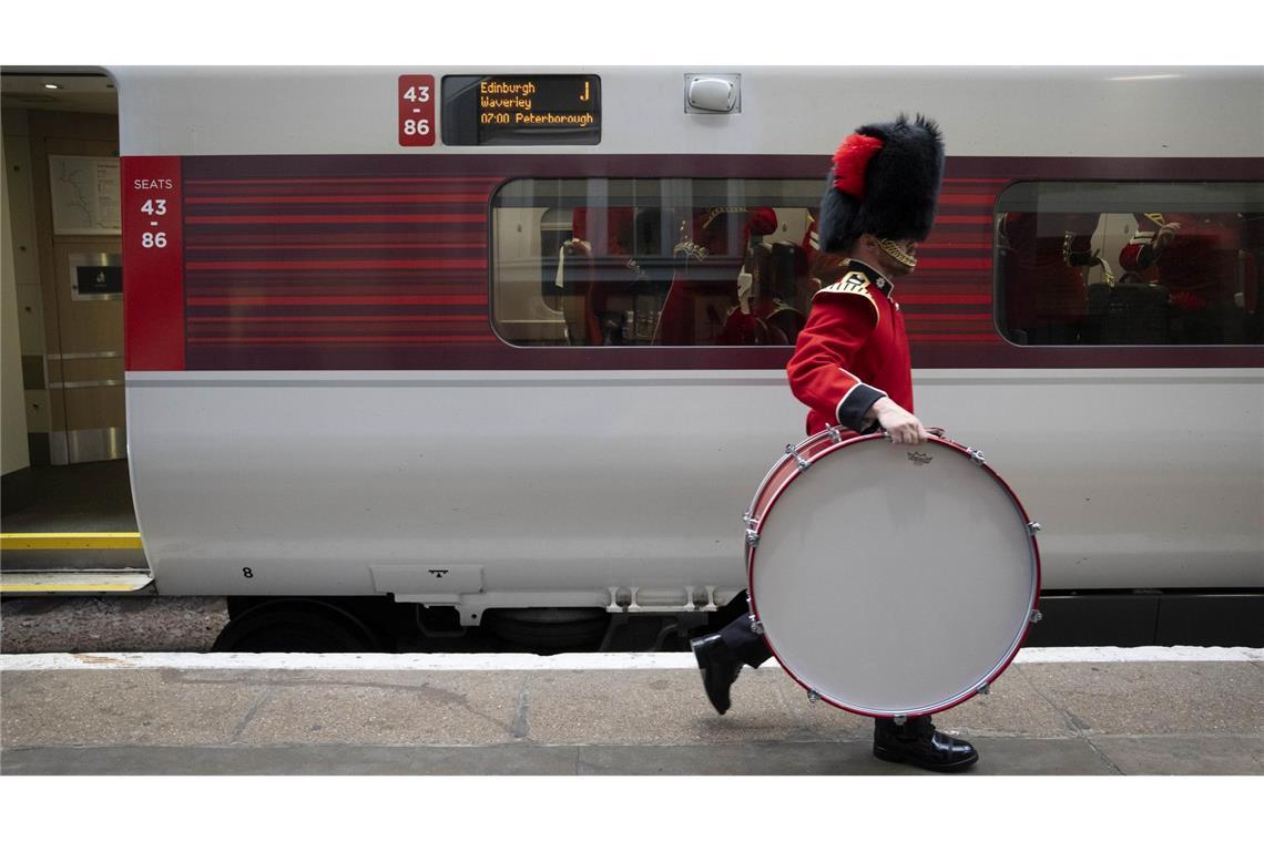 Bilder des Tages Mitglieder der Coldstream Guards, die ihre scharlachroten Tuniken und Bärenfellmützen tragen, besteigen am Bahnhof King's Cross in London einen LNER-Zug, mit dem sie zum Geburtsort des Regiments in Berwick-upon-Tweed fahren, wo sie an einer Parade durch die Stadt teilnehmen werden, um den 375. Jahrestag ihrer Gründung am 10. Juni 1650 zu feiern.