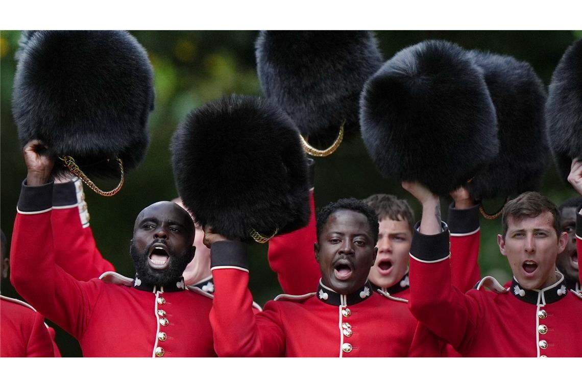 Mitglieder der Grenadier Guards applaudieren König Karl III. während der Übergabe der neuen Regimentsfahnen im Buckingham Palace in London.