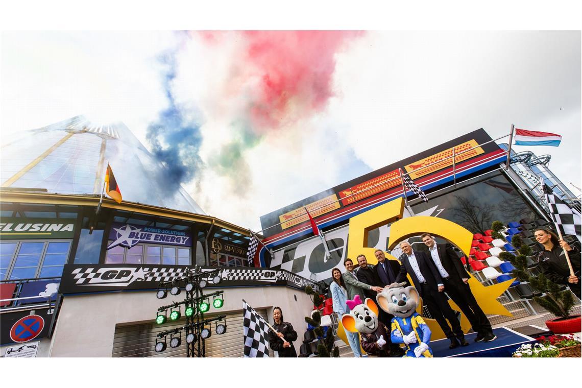 Deutschlands größter Freizeitpark baut neuen Themenbereich Mitglieder der Inhaberfamilie Mack eröffnen mit einem Buzzer die 51. Saison des Europa-Parks
