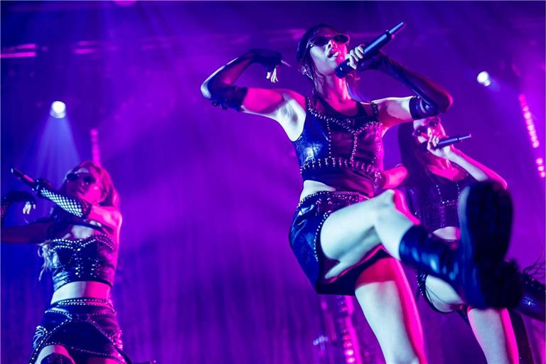 Mitglieder der K-Pop-Band "Kiss of Life" im März 2025 bei einem Konzert in Hamburg.
