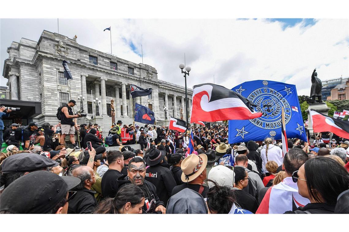 Über 40.000 Maori proben den Aufstand gegen ein neues Gesetz Mitglieder der Maori und weitere Unterstützer demonstrieren vor dem Parlament in Wellington.