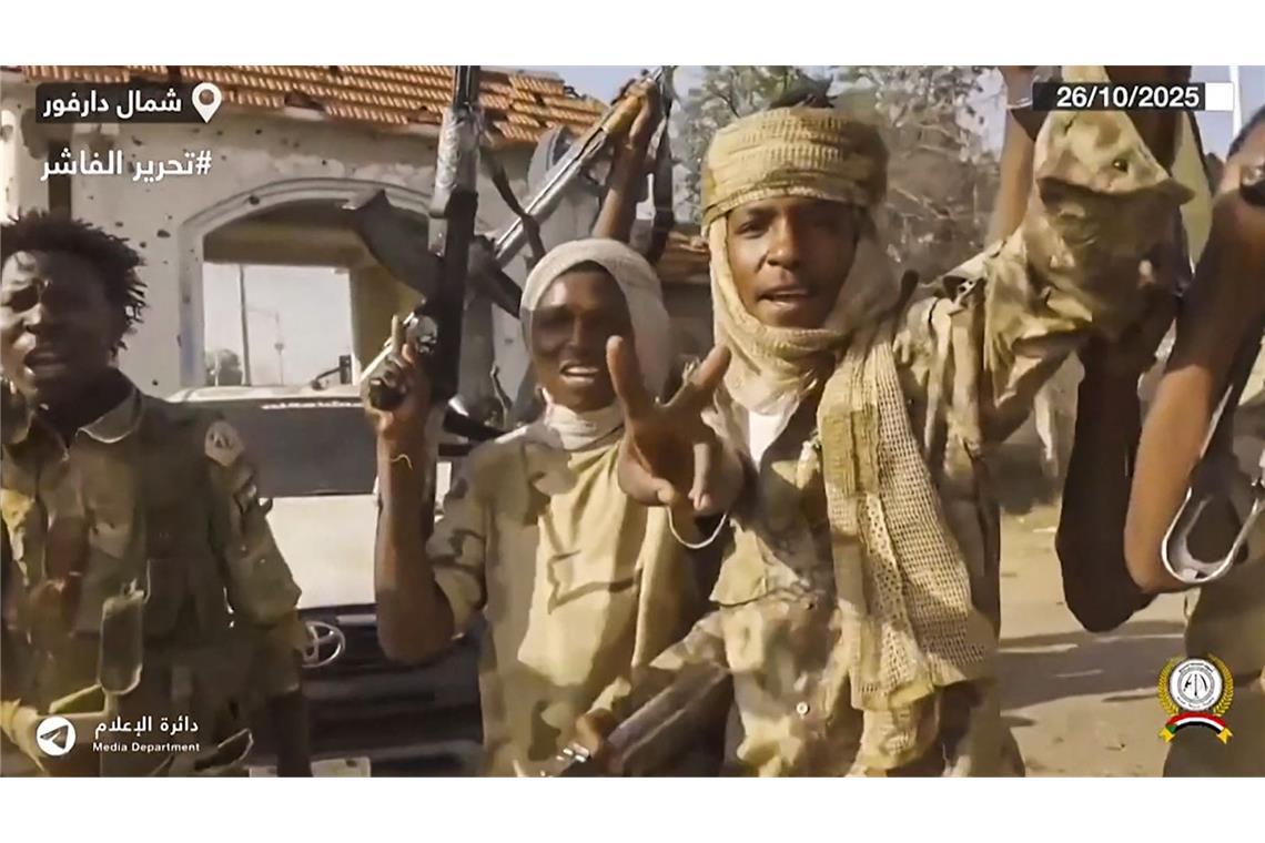 Mehr als 460 Menschen bei Angriffen auf Krankenhaus getötet Mitglieder der paramilitärischen RSF-Miliz zeigen ihre Waffen.