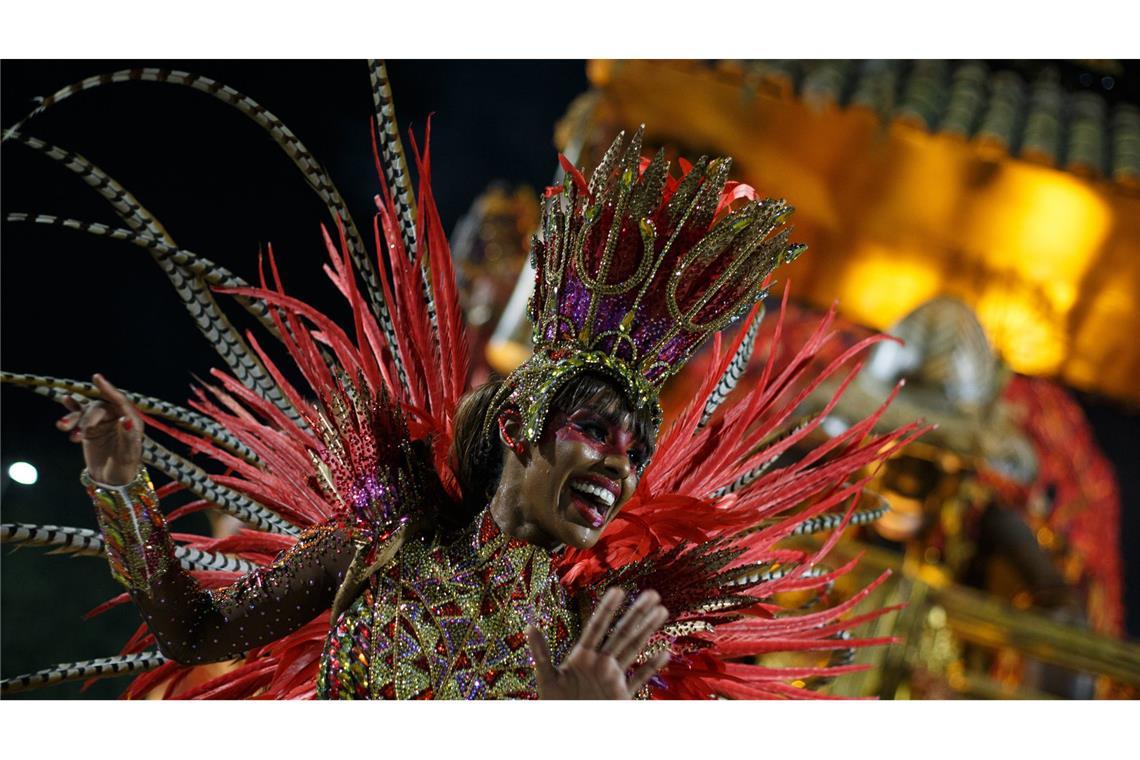 Karnevalsumzüge im Sambodrom in Rio – die schönsten Bilder Mitglieder der Sambaschule Unidos do Viradouro tanzen bei einem Karnevalsumzugs im Sambodrom