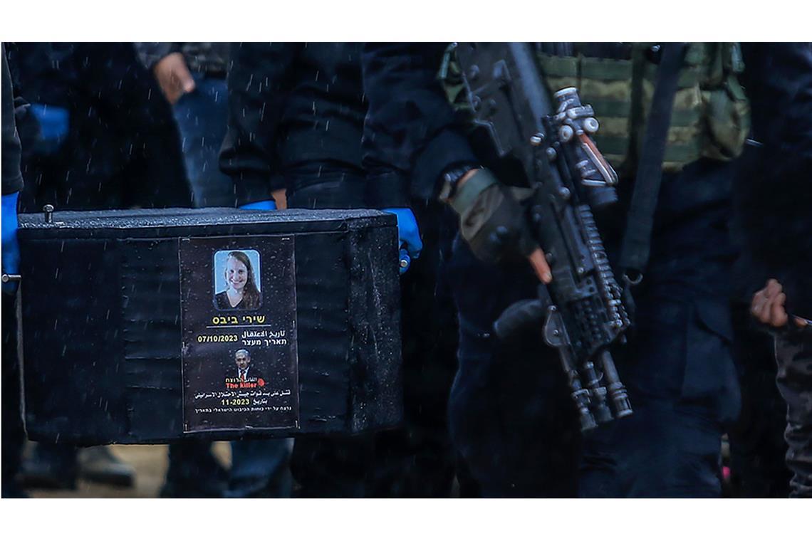 Von Hamas übergebene Leiche ist laut Israel nicht Schiri Bibas Mitglieder der Terrororganisation Hamas tragen den Sarg, der den Leichnam von Schiri Bibas enthalten soll. Nach israelischen Angaben wurde allerdings nicht die Leiche der Mutter übergeben.