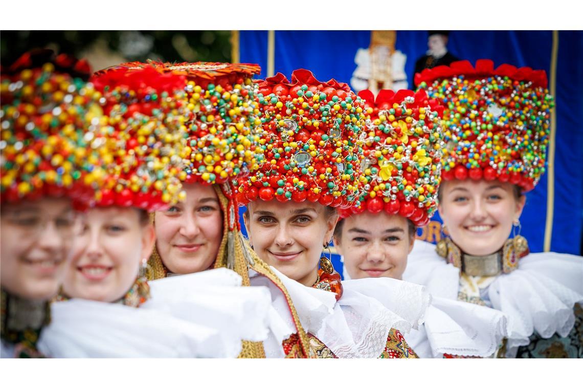 Bilder des Tages Mitglieder der Trachtengruppe Schaumburg Lippe tragen beim Tag der Niedersachsen in Osnabrück ihre traditionelle Tracht.