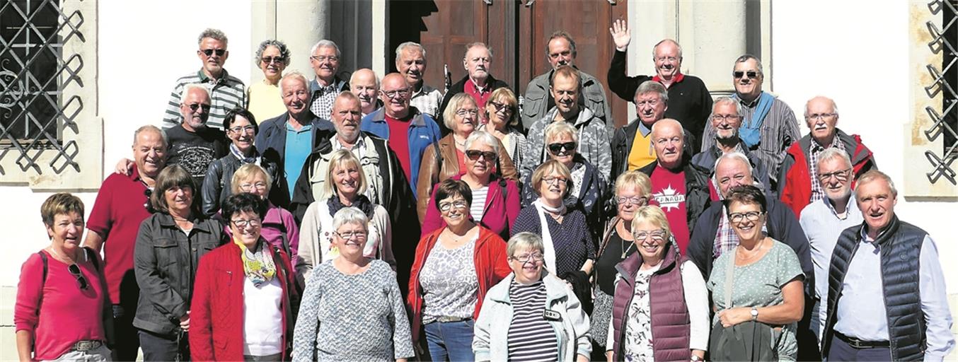 Mitglieder des Jahrgangs 1951 auf Tour in Franken – hier vor dem Schloss in Oettingen. Foto: privat