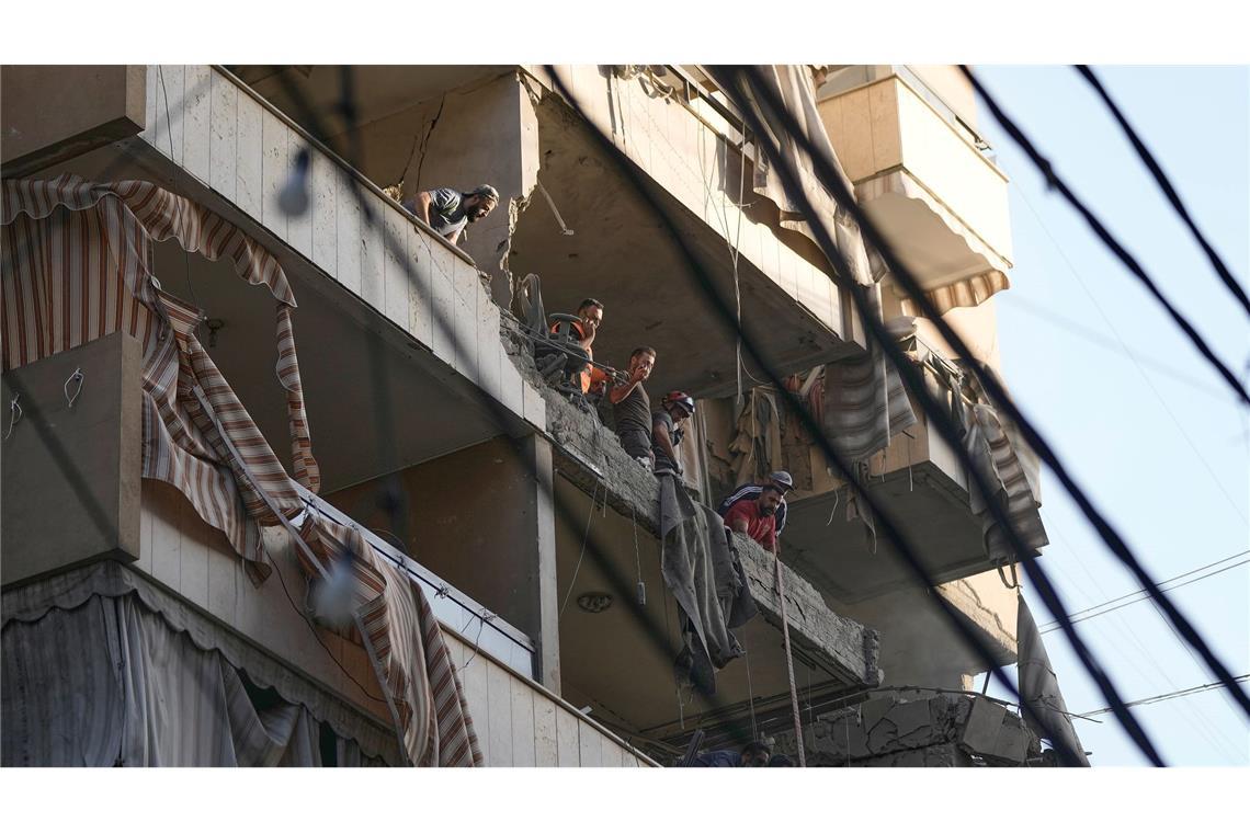 Mitglieder des libanesischen Zivilschutzes untersuchen Schäden in getroffener Wohnung in südlichem Vorort von Beirut.