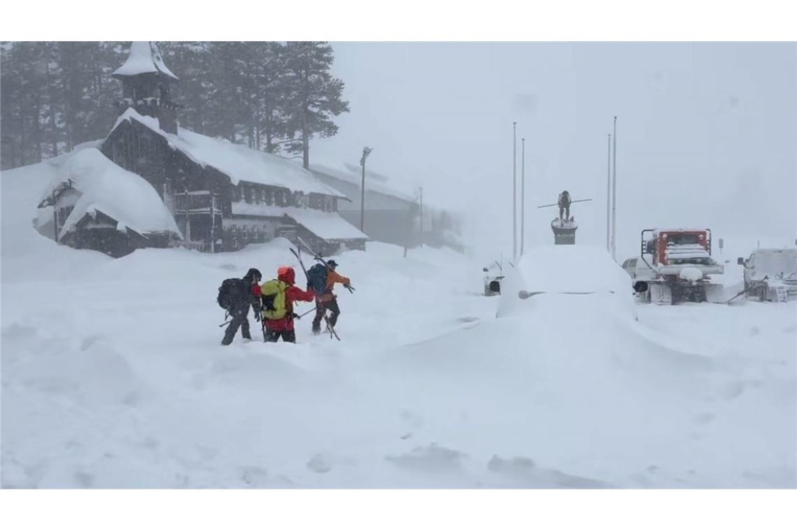 Mitglieder des Rettungsteams machten sich bei extremen Bedingungen auf den Weg.