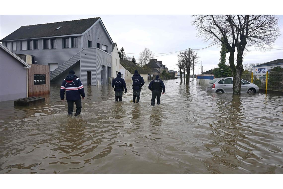 Bilder des Tages Mitglieder des Sicherheitskorps CRS gehen durch eine überflutete Straße in Redon, Westfrankreich. Drei aufeinanderfolgende Tiefdruckgebiete bescheren dem Nordwesten Frankreichs Hochwasser und Überschwemmungen.