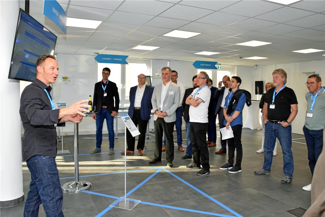 Wie eine digitale Fabrik funktioniert Mitglieder des Unternehmerforums und Gäste beim Gang durch die Sulzbacher Firma L-mobile solutions: Geschäftsführer Pascal Löchner (links) erläutert das Kerngeschäft des Unternehmens – die Entwicklung von Softwarelösungen für Lagerlogistik, Produktion und Servicemanagement. Foto: Elisabeth Klaper