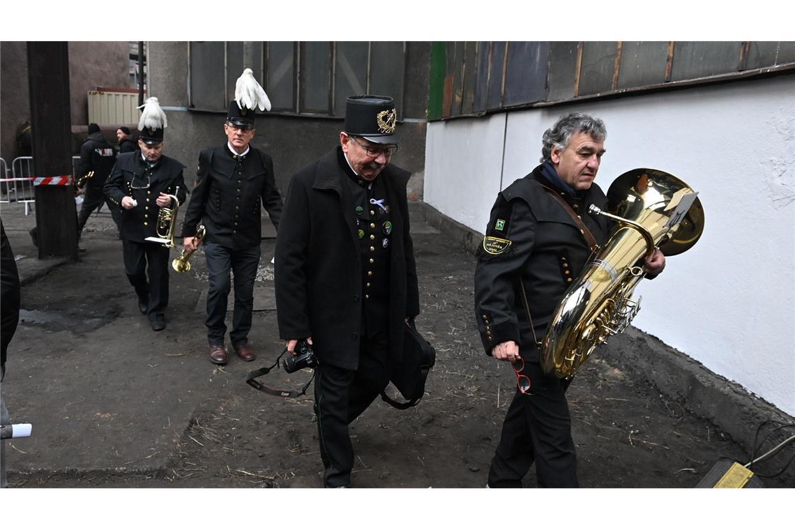 Mitglieder einer Bergmannskapelle begleiteten mit ihren Instrumenten die Zeremonie zum Abschied vom Steinkohleabbau im Bergwerk CSM in Stonava.