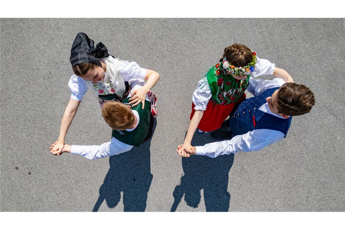 Bilder des Tages Mitglieder vom Sorbischen Folkloreensemble Höflein und der Vokstanzgruppe Schmerlitz tanzen im Rahmen eines Pressetermins zum XV. Internationalen Folklorefestival Łužica-Łužyca-Lausitz in katholischer Festtagstracht und in der Volkstanztracht auf der Straße.