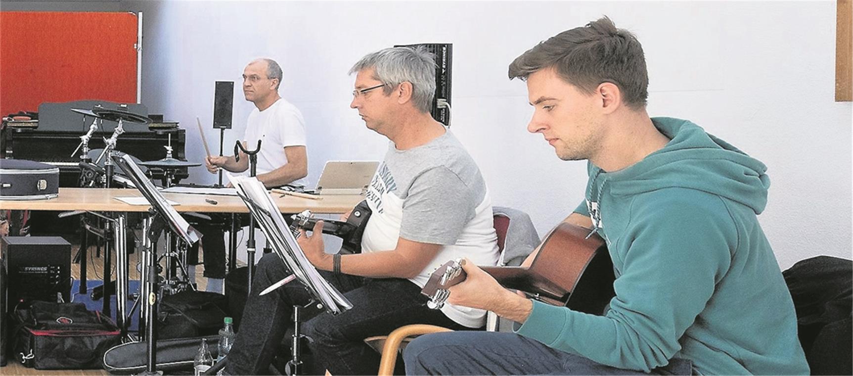 Mitglieder von „Te Deum“ flankieren bei der Probe in der Kirche St. Paulus musikalisch.