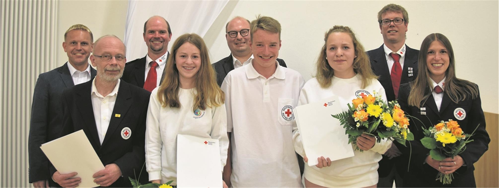 Mitgliederversammlung des DRK-Ortsvereins Murrhardt mit Ehrungen (von links): Kreisgeschäftsführer Sven Knödler, Thomas Hofmann, Bereitschaftsleiter Philipp Wolff, Fabienne Winkler, Vorsitzender Armin Mößner, neuer Jugendleiter Damian Kuroczik, neue Juniorleiterin Leonie Winkler, stellvertretender Vorsitzender Simon Braun und die bisherige Jugendleiterin Heike Strobel. Foto: E. Klaper