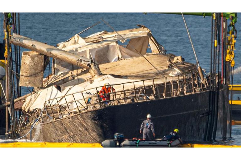Mithilfe von Spezialkränen wurde zunächst die 56 Meter lange Segeljacht aus rund 50 Metern Tiefe angehoben.