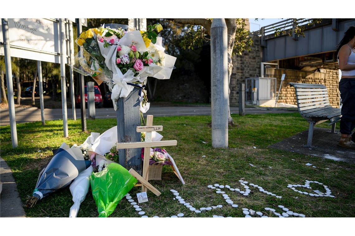 Mitschüler legten in der Nähe der Unglücksstelle Blumen nieder.