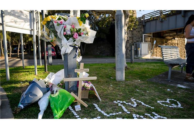 Mitschüler legten in der Nähe der Unglücksstelle Blumen nieder.
