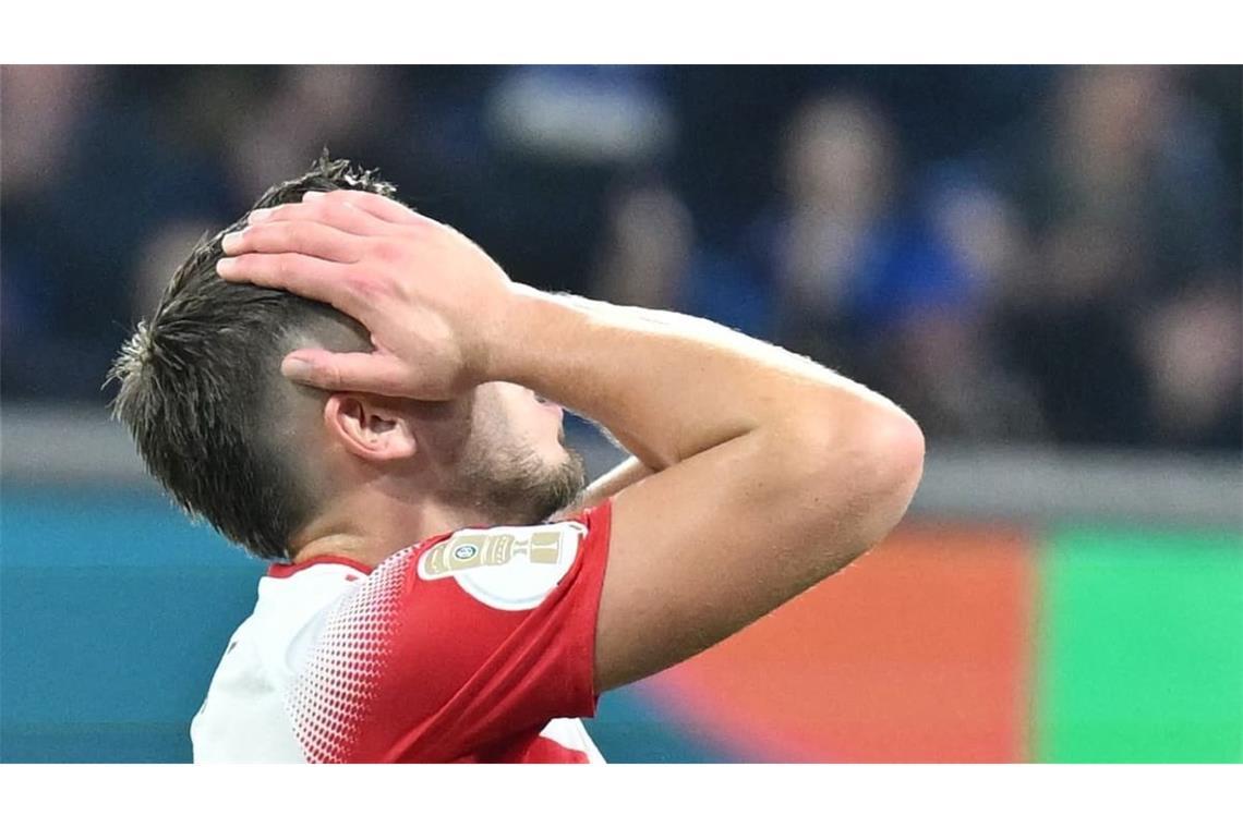 Mitte der 2. Halbzeit vergibt Ermedin Demirović zwei Großchancen.