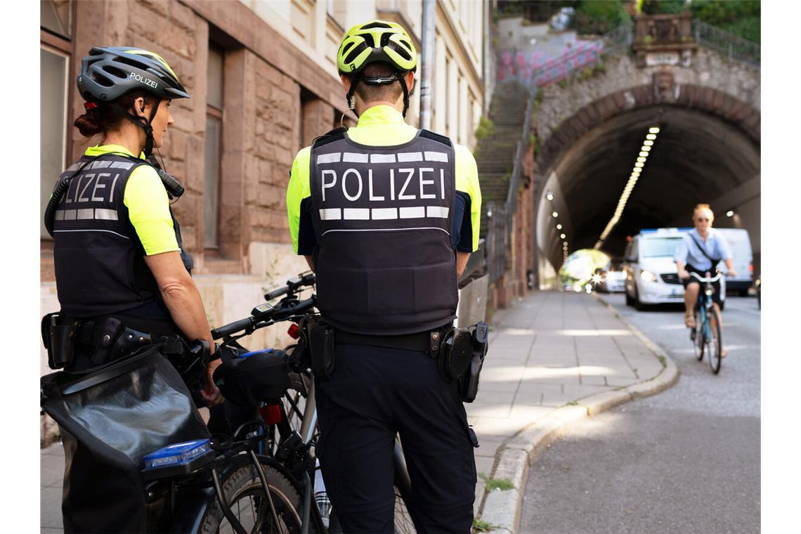 Mitte Juli legten sich Polizeibeamte am Schwabtunnel auf die Lauer.