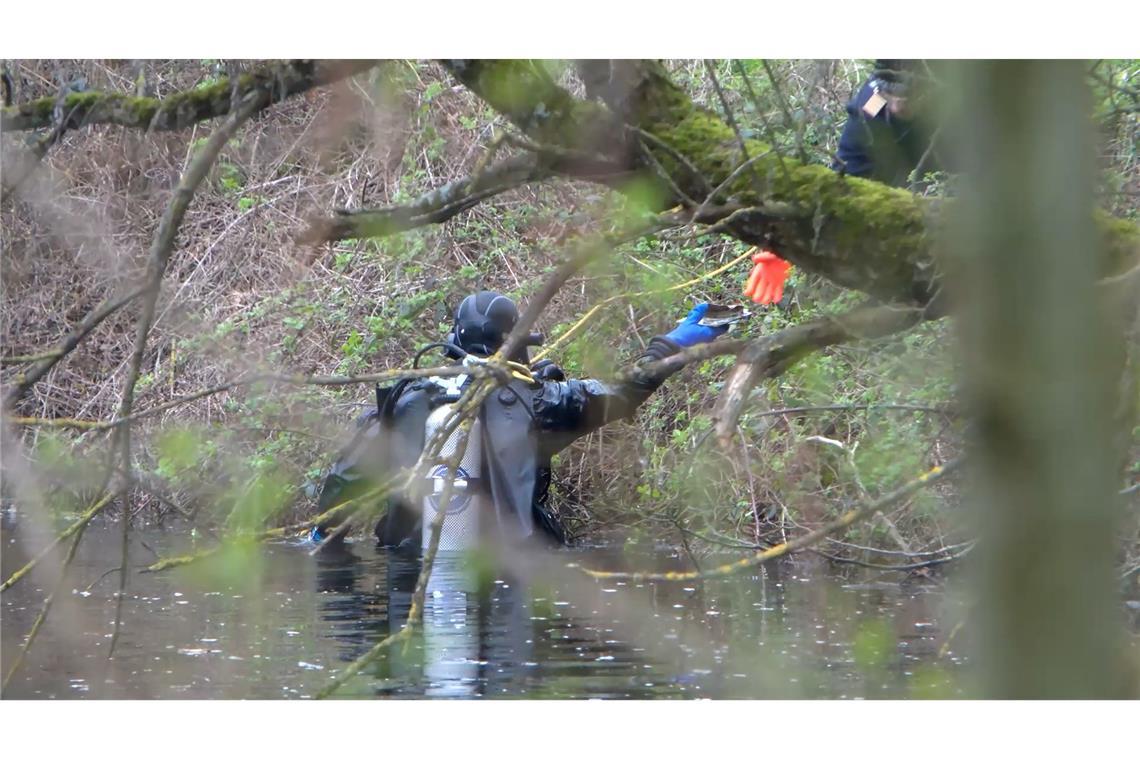 "Ich bereue alles" - Ehepaar gesteht Morde an Ukrainerinnen Mitte März entdeckten die Ermittler die Leiche der 51-jährigen Großmutter des Babys in einem See bei Bad Schönborn (Landkreis Karlsruhe). (Archivbild)