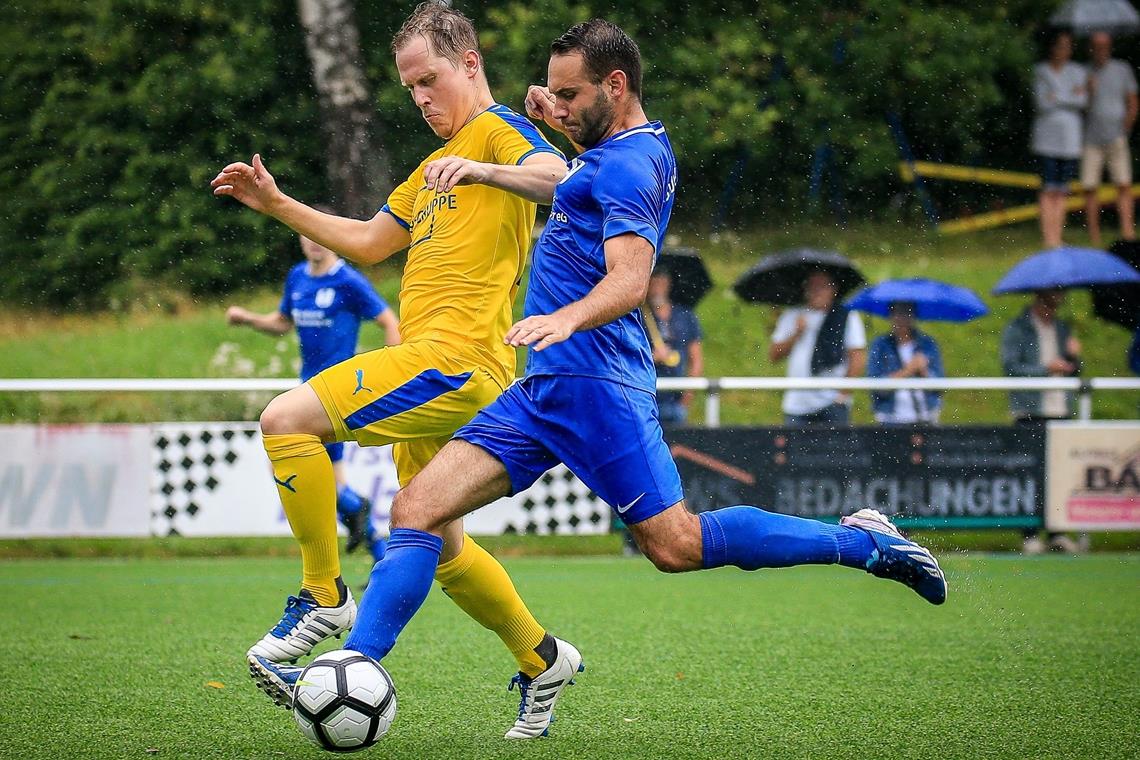 Mittelfeldspieler Andreas Grimmer (blaues Trikot) gehört beim Bezirksligisten SV Unterweissach zu den Leistungsträgern. Foto: A. Becher