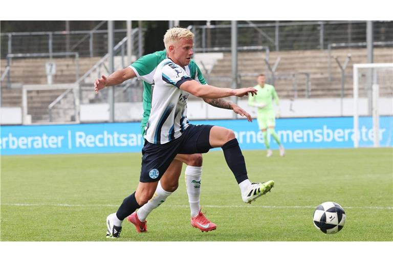 Mittelfeldspieler Per Lockl rückt nach überstandener Verletzung gegen den SV Sandhausen wieder in den Kickers-Kader.