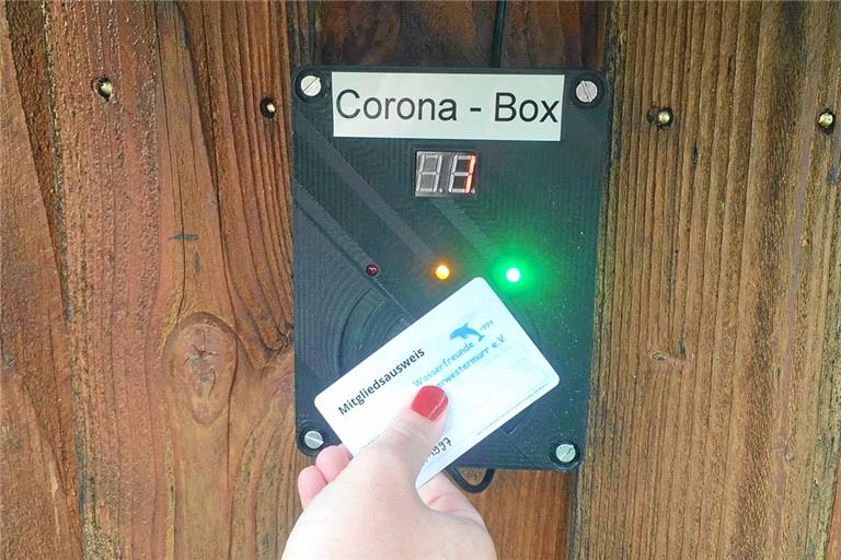 Mittels RFID-Chips erfasst die „Corona-Box“ die Anwesenheitszeiten der Badegäste. So ist im Notfall eine Rückverfolgung möglich. Foto: Wasserfreunde Hinterwestermurr
