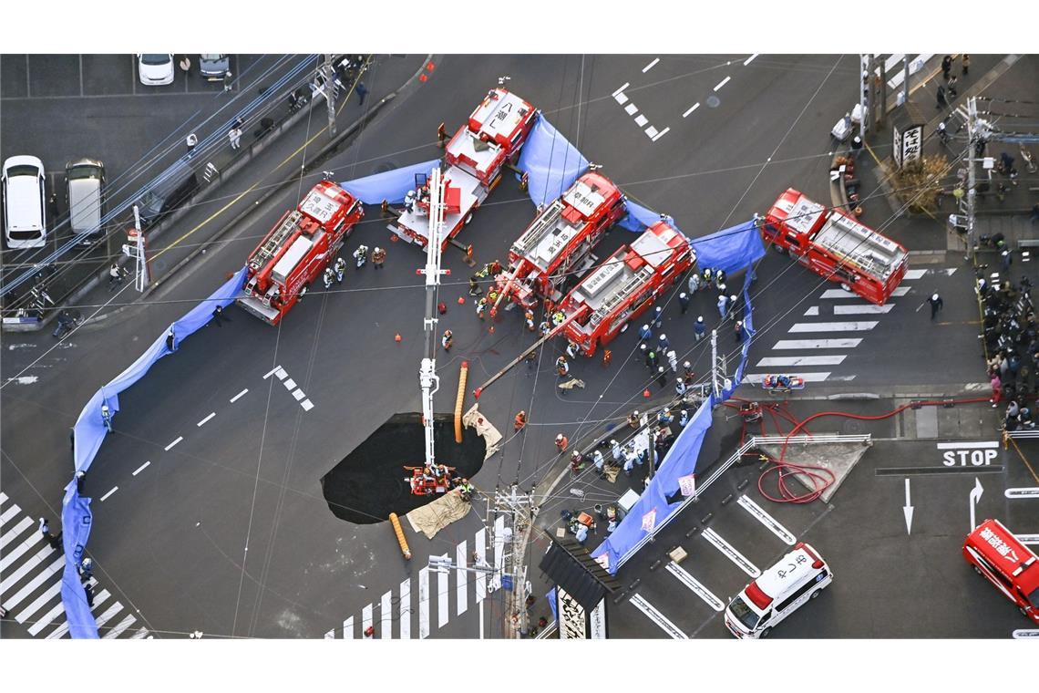 Erdloch verschluckt Lastwagen auf Kreuzung nahe Tokio Mitten auf einer Kreuzung brach in Japan die Straße ein.