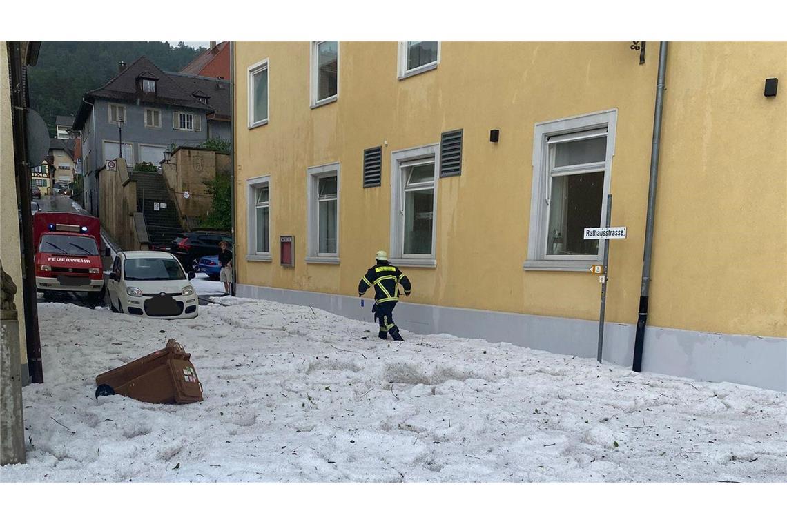 In Sipplingen türmt sich der Hagel einen halben Meter hoch Mitten im Sommer stapft ein Feuerwehrmann durch tiefen Schnee.