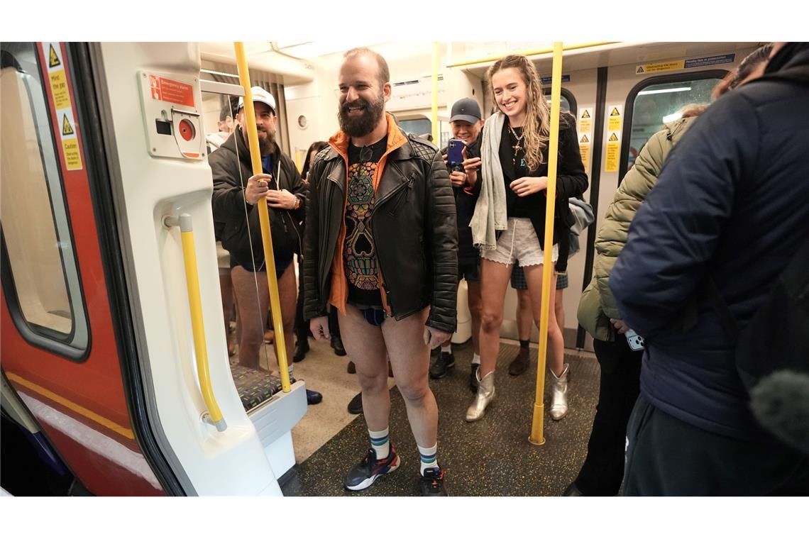 Mitten im Winter fahren Menschen in der britischen Hauptstadt London ohne Hose in die U-Bahn.
