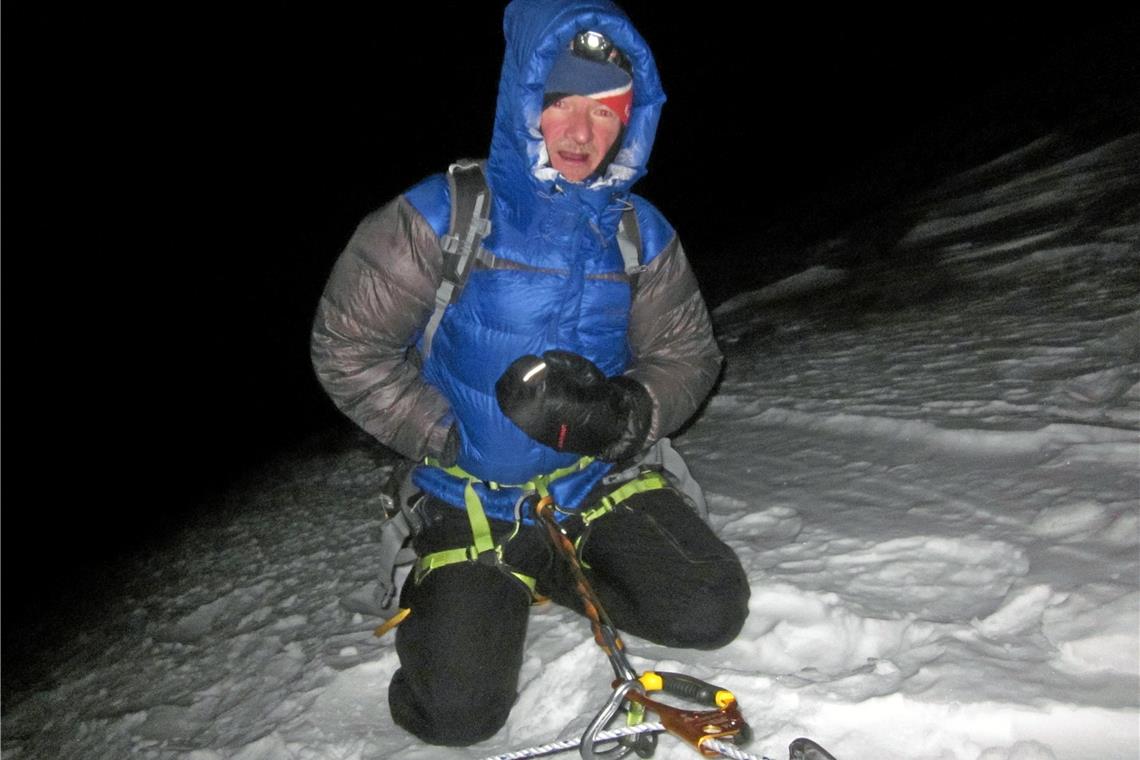 Vernunft setzt sich gegen den Ehrgeiz durch Mitten in der Nacht auf dem Weg zum Gipfel, den Marc Grün bei extremen Bedingungen am Ende nicht ganz erreicht. Foto: privat