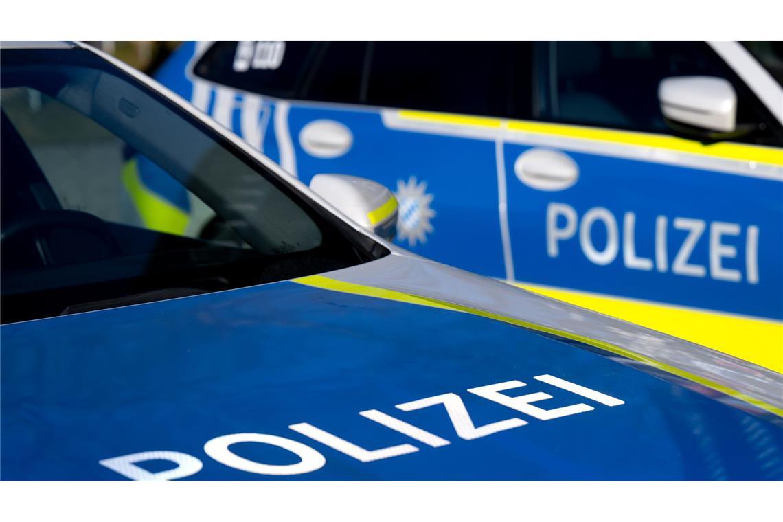 Mitten in der Nacht sollen vier junge Männer in der Oberpfalz Ortsschilder und Verkehrszeichen gestohlen haben (Symbolfoto).